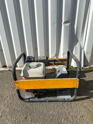une photo d'un petit générateur portable posé au sol