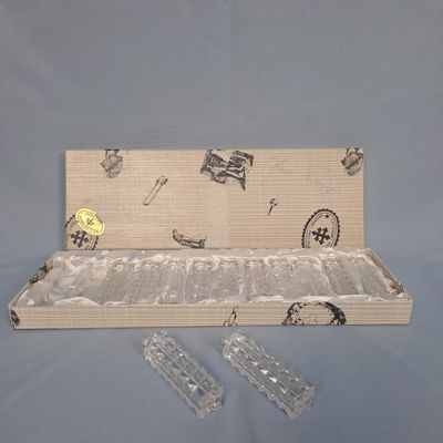 une boîte contenant des objets sur une table