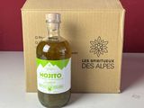 une bouteille d'huile d'olive à côté d'une boîte de vin