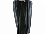 figurine représentant une femme vêtue d'une robe noire tenant un bébé dans ses bras