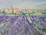 un tableau représentant un champ de lavande avec des bâtiments en arrière-plan