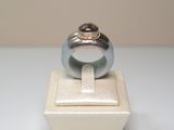 une bague posée sur une boîte