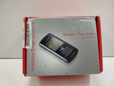 emballage d'un téléphone portable BlackBerry Pearl 8100 dans une boîte rouge