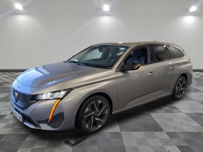 La nouvelle Toyota Avalon hybride 2020 est exposée dans un showroom