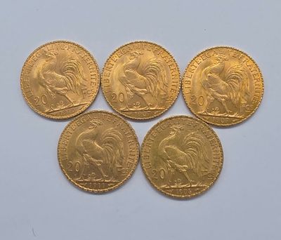 quatre souverains d'or, dont l'un représente un lion et l'autre un lion