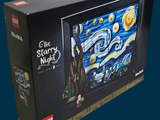 une boîte sur laquelle est représentée une nuit étoilée