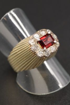 l'image d'une bague contenant une pierre rouge