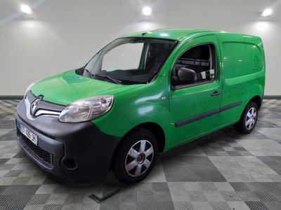 une photo d'une camionnette verte garée dans un garage