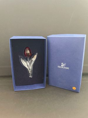 une boîte ouverte contenant une fleur, posée sur une table