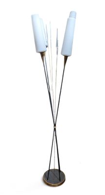 trois lampes posées sur un support, sur fond blanc