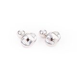 une paire de boucles d'oreilles en argent sur fond blanc