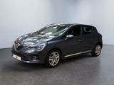 La voiture grise est garée dans une pièce blanche au sol noir