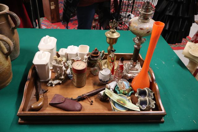 Lot de bibelots : série de pots à épices en faïence, lampes à pét...