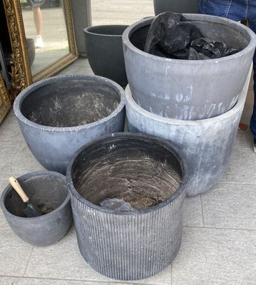 de nombreux pots posés à même le sol, les uns à côté des autres