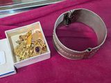 une boîte contenant tout un tas de bijoux en or