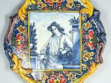 une assiette décorative sur laquelle est représentée une femme