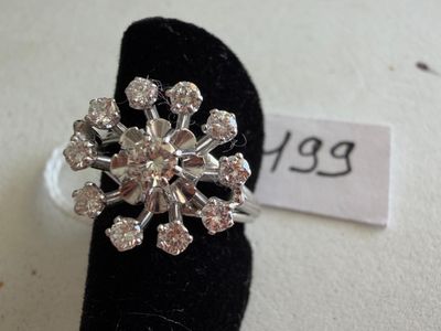 une bague ornée d'un motif de flocon de neige