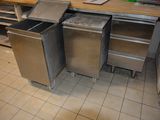 deux poubelles au milieu d'une cuisine