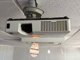un projecteur suspendu au plafond dans une pièce