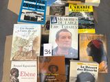 plusieurs livres sont empilés sur une table