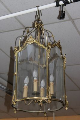 un lustre suspendu au plafond d'un magasin