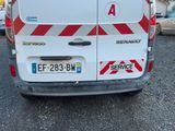 une camionnette blanche avec des bandes rouges et blanches garée dans un parking