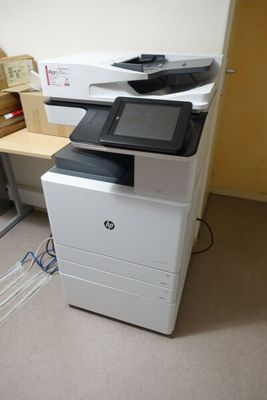 une imprimante posée sur un bureau