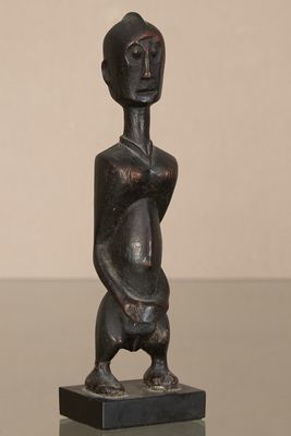 une image représentant une statue d'un homme sur un socle