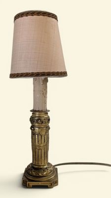 une lampe posée sur une table à côté d'une lampe