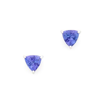 une paire de boucles d'oreilles en tanzanite sur fond blanc