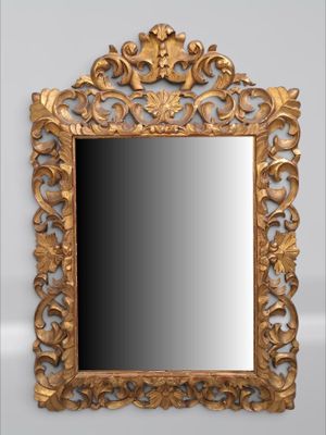une image représentant un miroir avec un cadre doré accroché au mur