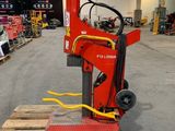 une machine rouge posée sur une palette dans un entrepôt