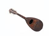 une mandoline posée sur une surface blanche