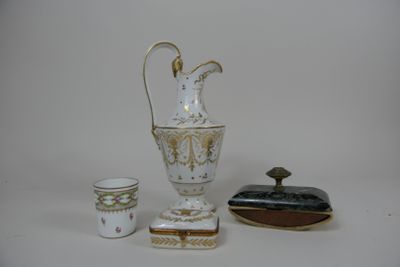 un vase blanc et doré, une petite tasse et une petite boîte