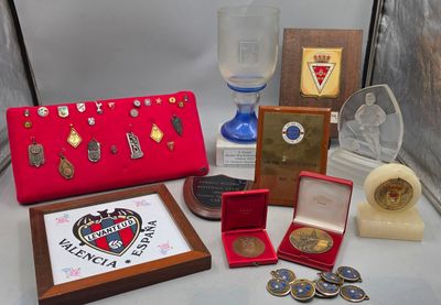 de nombreux objets exposés sur la table