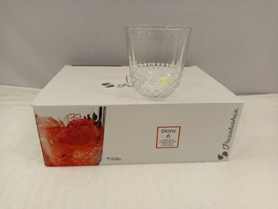 une boîte sur laquelle est posé un verre, posée sur un lit