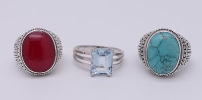 trois bagues ornées de pierres turquoise, rouges et blanches