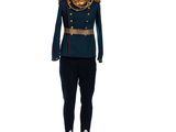 une personne en uniforme debout sur un mannequin, portant une écharpe