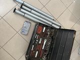 une trousse à outils posée par terre à côté des toilettes