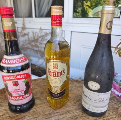 trois bouteilles de vin posées sur une table, l'une à côté de l'autre