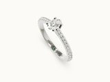 gros plan d'une bague en diamant sur fond blanc