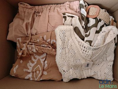 un carton rempli de vêtements et un sac