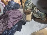 un tas de vêtements par terre, à côté d'une boîte