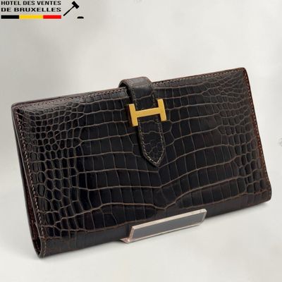 portefeuille en cuir marron gaufré imitation crocodile, orné d'un logo « H » doré