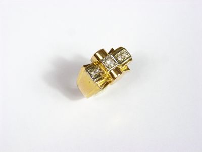 Bague or jaune 750/°° « tank ». avec corindons de synthèse.