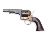 gros plan d'un revolver sur fond blanc