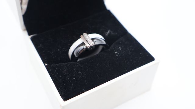 Guy LAROCHE – Bague en céramique noire et blanche. Tour de doigt ...
