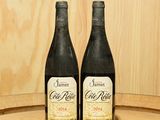 deux bouteilles de vin posées sur un tonneau