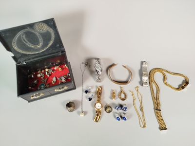une boîte à bijoux posée sur une table