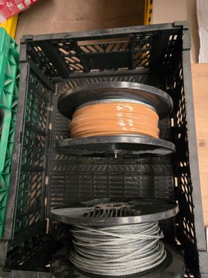une pile de fils dans une caisse en plastique posée par terre